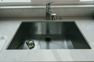 キッチンのシンクと蛇口(水まわりのイメージ)